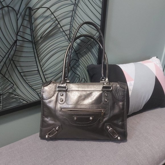 Elegant Black Leather Handbag - Picture 1 of 15